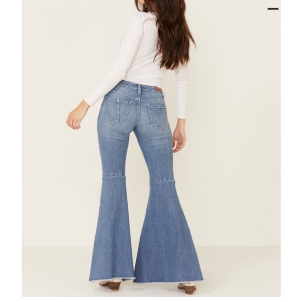 Shyanne Women's high rise super flare Blue Jeans